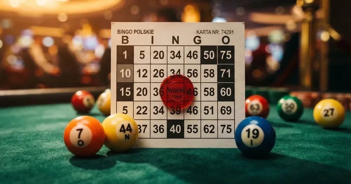 Karta do bingo z odznaczonymi liczbami obok wylosowanych kulek na stole w kasynie online